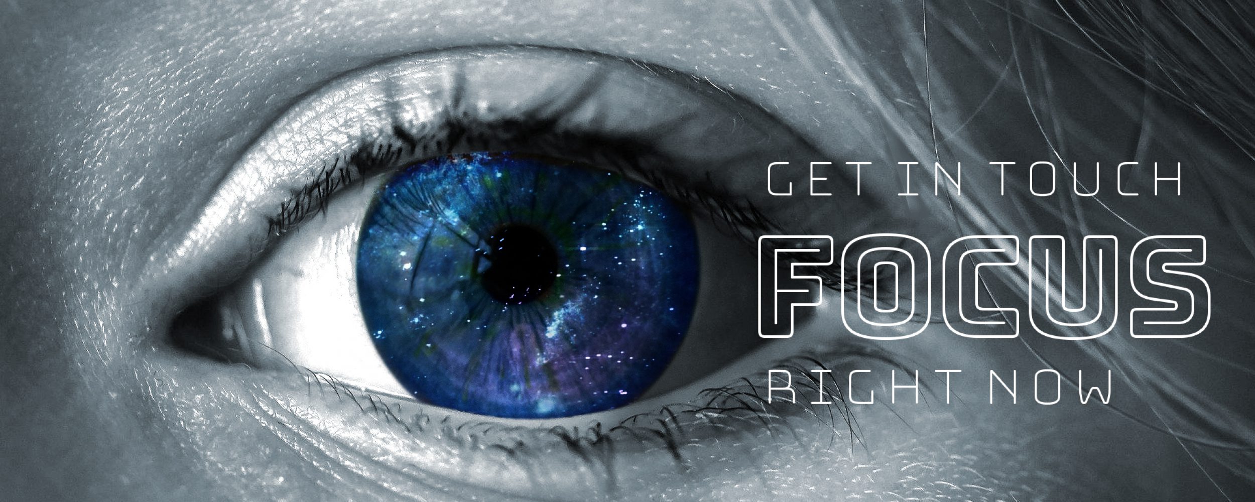 Mood-Picture, Abbildung Ausschnitt Auge einer Frau, Bildbearbeitung Schwarz-Weiß mit blauer Galaxis innerhalb des Auges